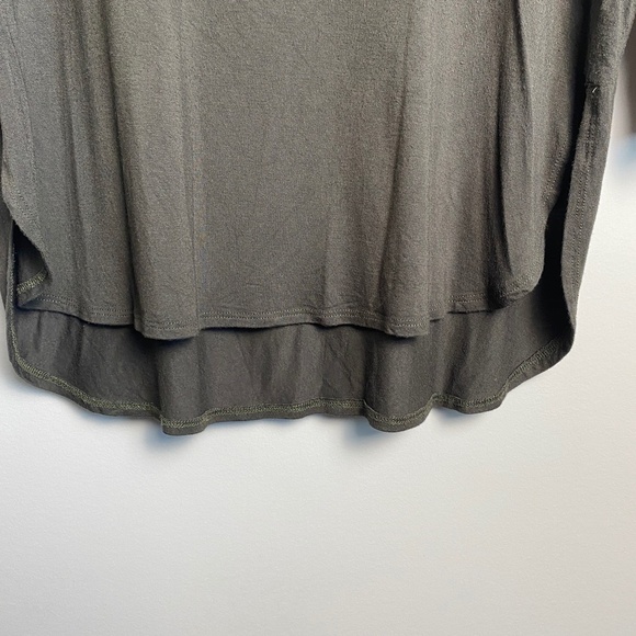 Aritzia Babaton Women's Dark Olive Green 1/2 Sleeve 1/4 Side Slit T-Shirt Medium - Picture 4 of 14
